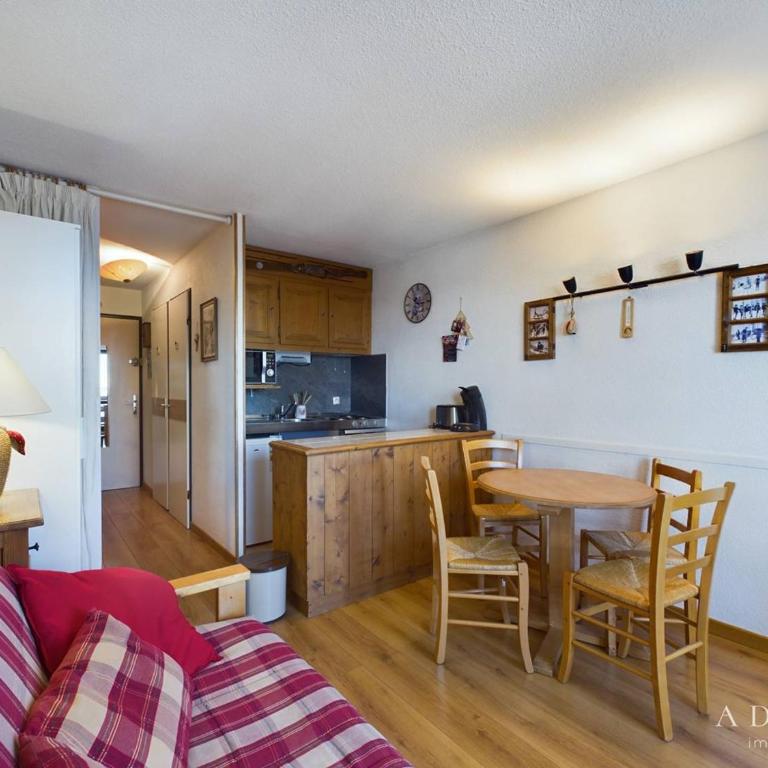 Studio Sud 4 pers, balcon, à 50m des pistes et 200m des commerces, idéal pour familles - FR-1-398-629 - Estudio - 3