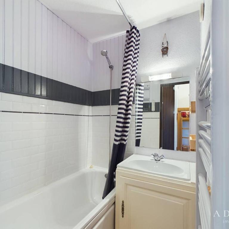 Studio Sud 4 pers, balcon, à 50m des pistes et 200m des commerces, idéal pour familles - FR-1-398-629 - Estudio - 9
