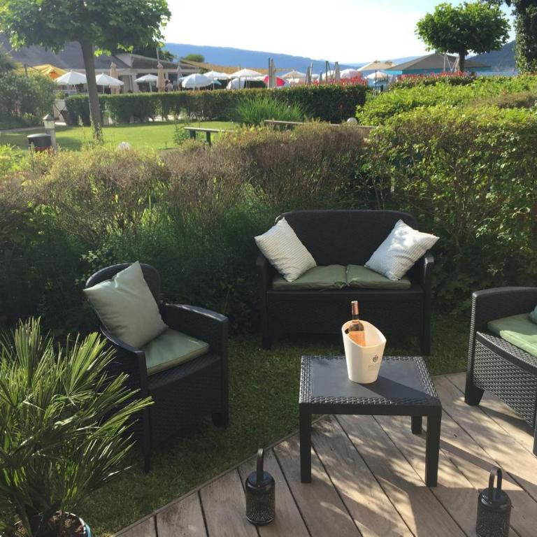 Studio Le Beach du Lac d'Annecy avec les pieds dans l eau, plage et ponton privé - Appartement - 9