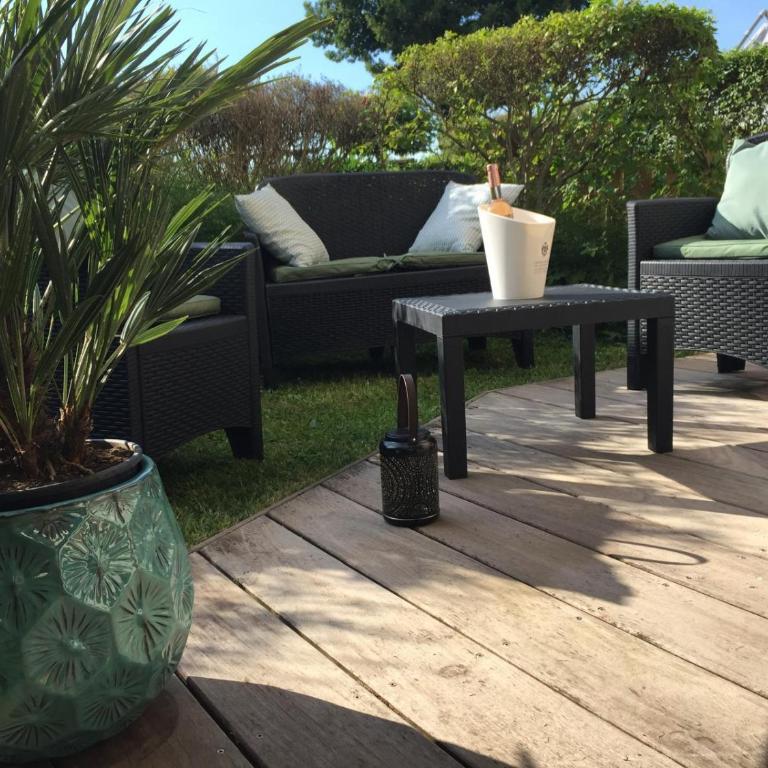 Studio Le Beach du Lac d'Annecy avec les pieds dans l eau, plage et ponton privé - Appartement - 10