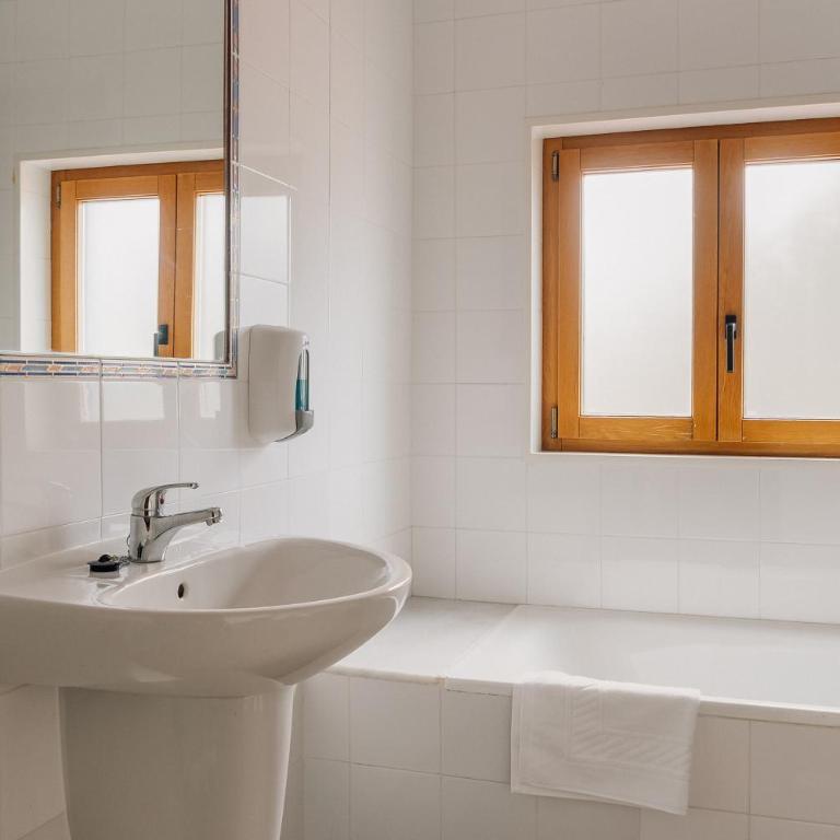 Vila Vilariño Albergue Hotel & Restaurante - Twin Room with Private Bathroom - 8