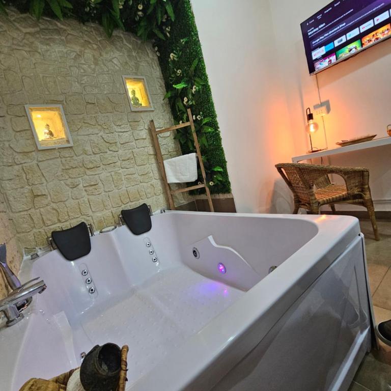 B&B Napoli Centrale Room&Jacuzzi - Suite Deluxe con Vasca Idromassaggio - 19