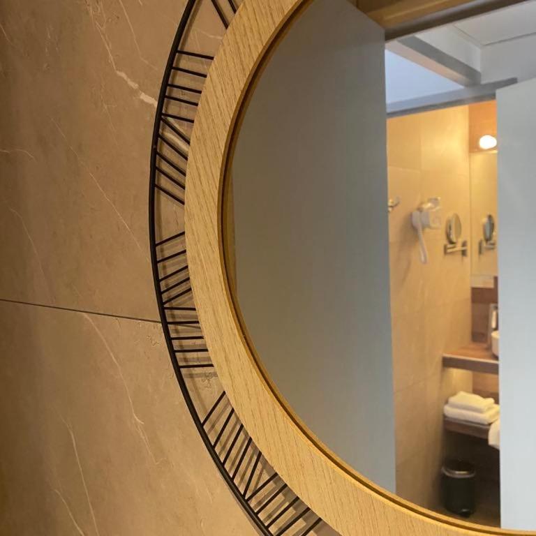 Brit Hotel Acacias - Chambre Double Club avec Terrasse (19 m²) - 4