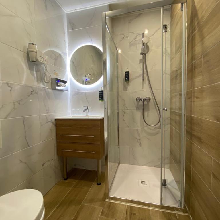 Brit Hotel Acacias - Chambre Double Club (17 m²) - 3