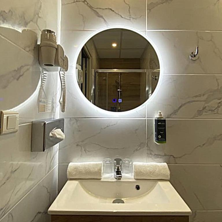 Brit Hotel Acacias - Chambre Double Standard (12 m²) - 4