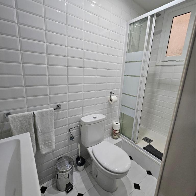 Five Room Family Flat Near Ramblas - Apartment with Balcony - 24