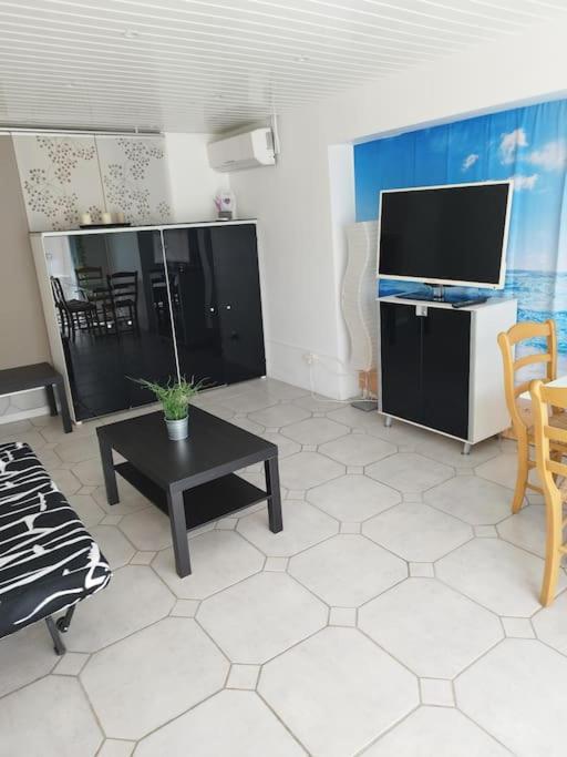 Bas de villa climatisé avec coin terrasse - Apartment mit 1 Schlafzimmer - 8