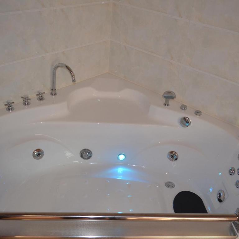 Hotel 198 - King Suite with Whirlpool - 2