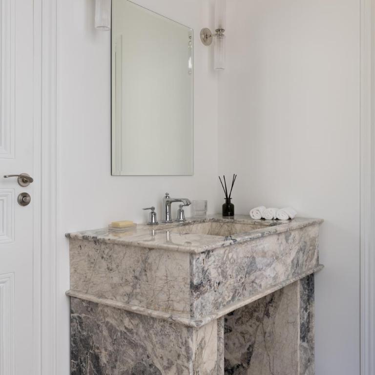 Champs Élysées Montaigne Luxury 2 bedroom - Two-Bedroom Apartment - 19