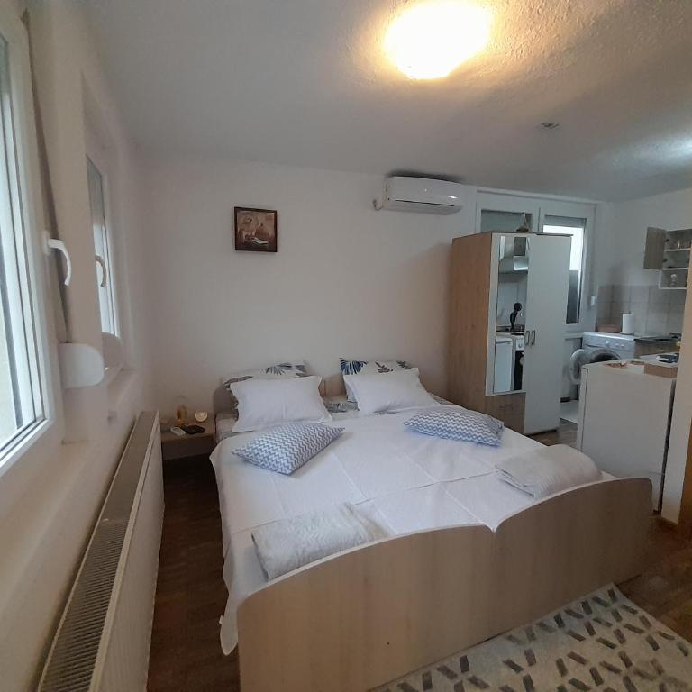 Amina River Apartment - Three-Bedroom Apartment with Lake View - 25