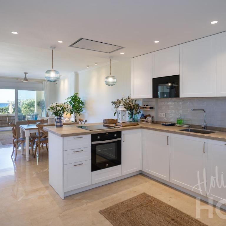 Holidays & Home Beachfront Neptuno III , sea views,and garden,Elviria - Apartamento de 2 dormitorios - 16