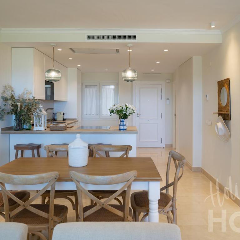 Holidays & Home Beachfront Neptuno III , sea views,and garden,Elviria - Apartamento de 2 dormitorios - 12