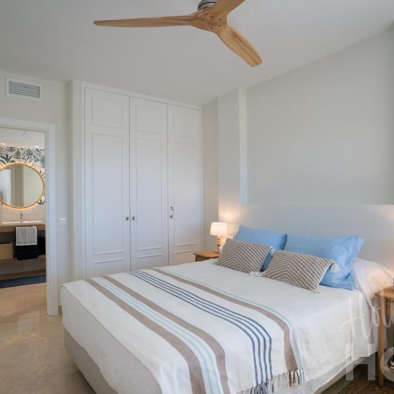 Holidays & Home Beachfront Neptuno III , sea views,and garden,Elviria - Apartamento de 2 dormitorios - 19
