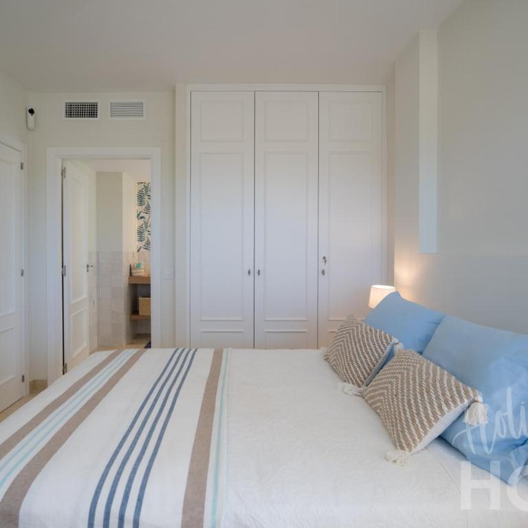 Holidays & Home Beachfront Neptuno III , sea views,and garden,Elviria - Apartamento de 2 dormitorios - 21