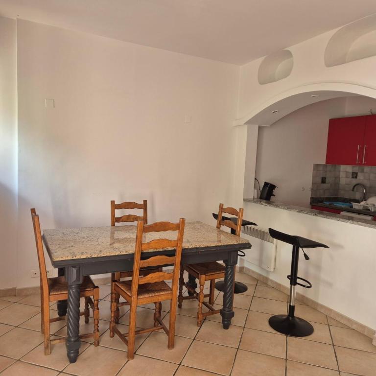 Joli appartement climatisé avec terrasse à moin 10 minutes à pieds de la plage - Appartement 2 Chambres - 9