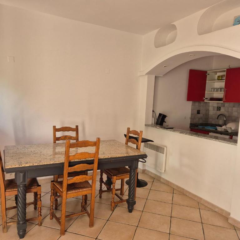 Joli appartement climatisé avec terrasse à moin 10 minutes à pieds de la plage - Appartement 2 Chambres - 5