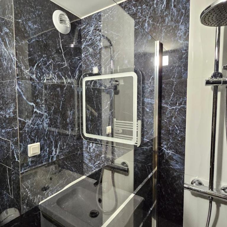 Magnifique T2 Climatisation - Grande Terrasse, Piscine et apercu Mer - Appartement 1 Chambre - Vue sur Piscine - 2