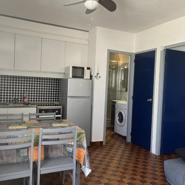 Spacieux T2 pour 4p avec terrasse, parking privé à 400m de la plage, quartier animé, animaux OK - FR-1-799-9 - Apartment - 5