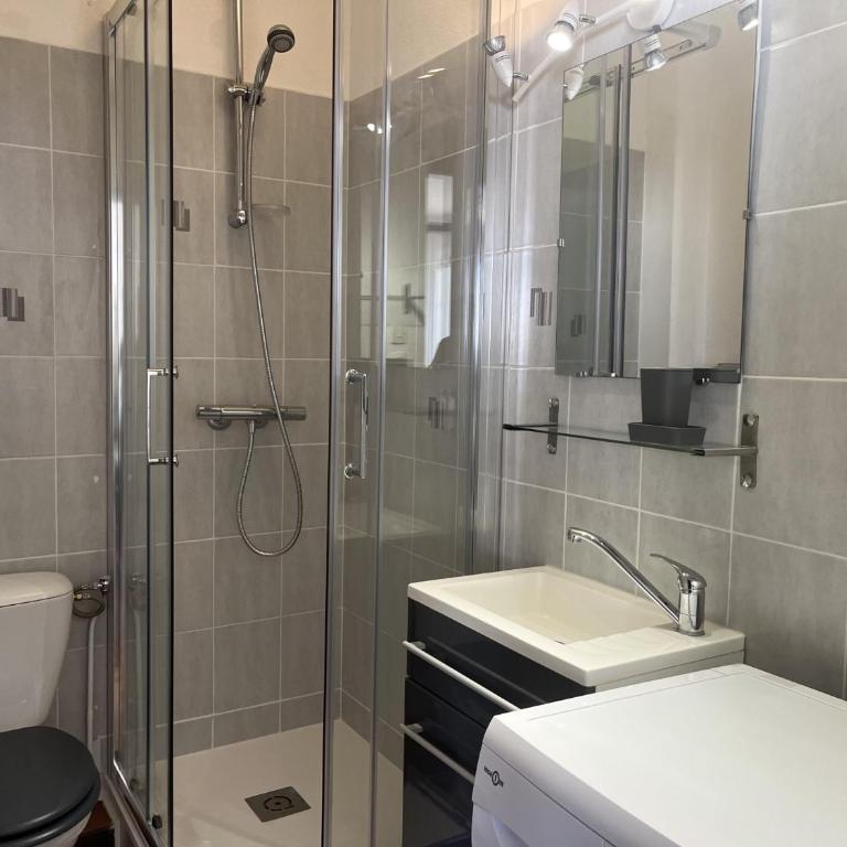 Spacieux T2 pour 4p avec terrasse, parking privé à 400m de la plage, quartier animé, animaux OK - FR-1-799-9 - Apartment - 9