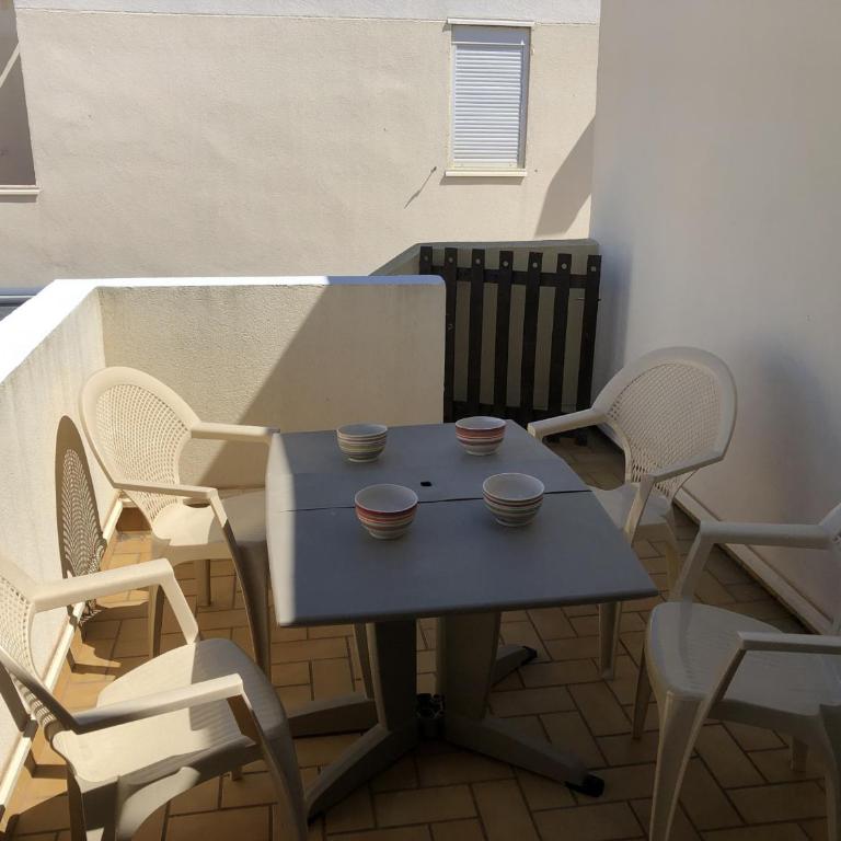 Spacieux T2 pour 4p avec terrasse, parking privé à 400m de la plage, quartier animé, animaux OK - FR-1-799-9 - Apartment - 10