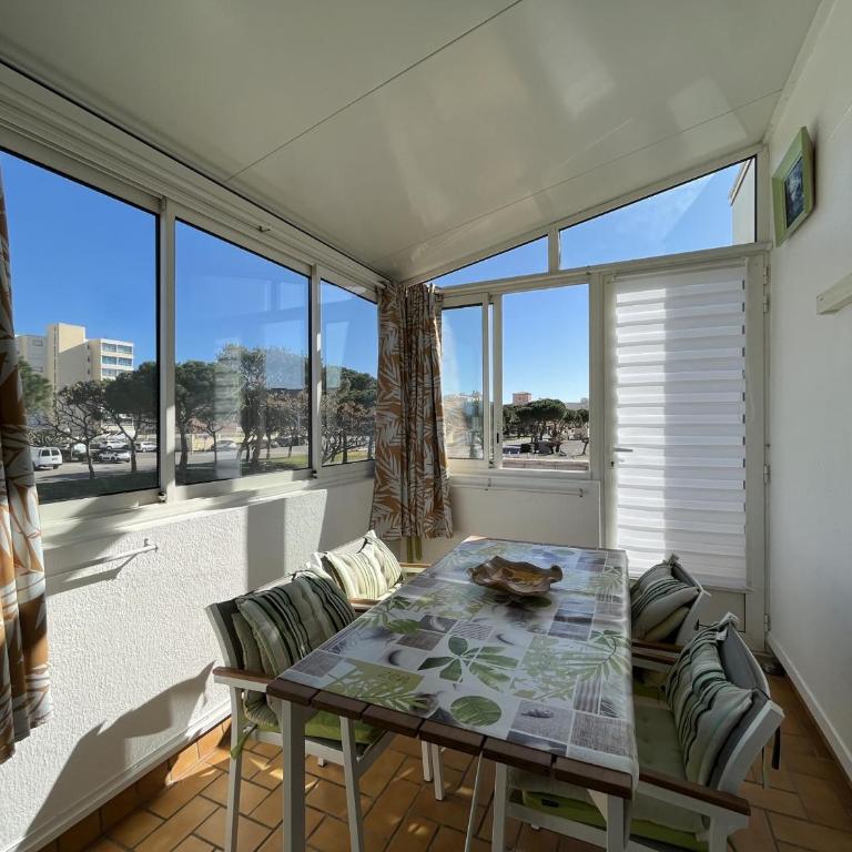 Spacieux T2 climatisé avec véranda, 150m plage, PKG, au cœur de la Grande Plage - 4 personnes - FR-1-799-20 - Apartment - 1