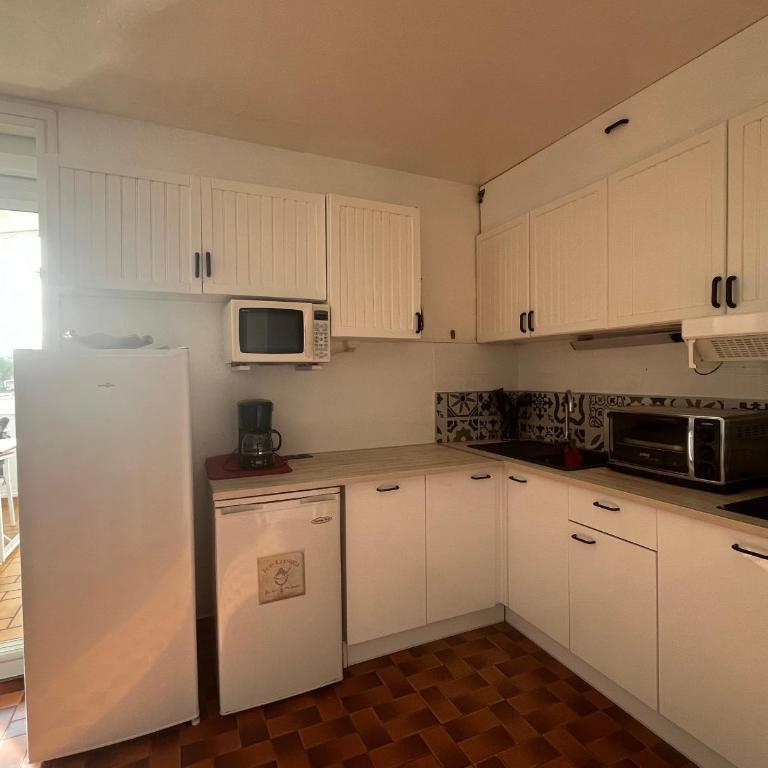 Spacieux T2 climatisé avec véranda, 150m plage, PKG, au cœur de la Grande Plage - 4 personnes - FR-1-799-20 - Apartment - 2