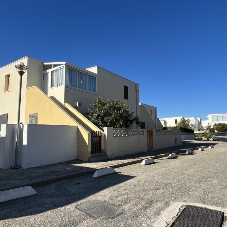 Spacieux T2 climatisé avec véranda, 150m plage, PKG, au cœur de la Grande Plage - 4 personnes - FR-1-799-20 - Apartment - 8