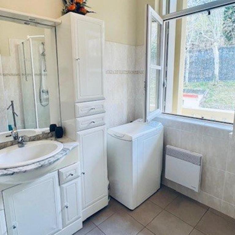 Charmant F2 avec balcon, centre-ville, 2 pers, proche cures, animaux admis - One-Bedroom Apartment - 5