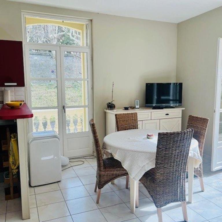 Charmant F2 avec balcon, centre-ville, 2 pers, proche cures, animaux admis - One-Bedroom Apartment - 6