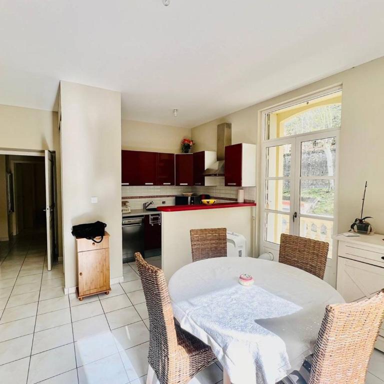 Charmant F2 avec balcon, centre-ville, 2 pers, proche cures, animaux admis - One-Bedroom Apartment - 8