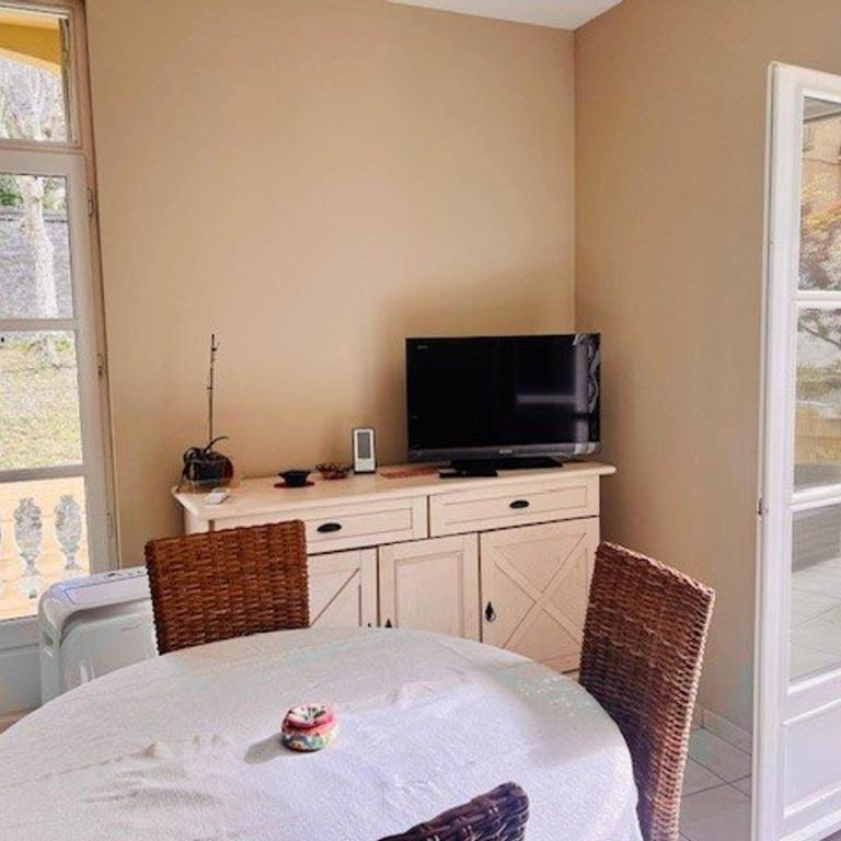 Charmant F2 avec balcon, centre-ville, 2 pers, proche cures, animaux admis - One-Bedroom Apartment - 10