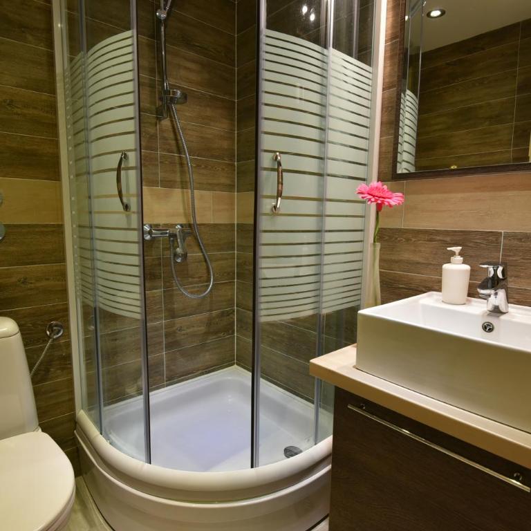 Villa Natural Wood - Koliba sa 2 Spavaće Sobe, Terasom i Popločanim Dvorištem - 13