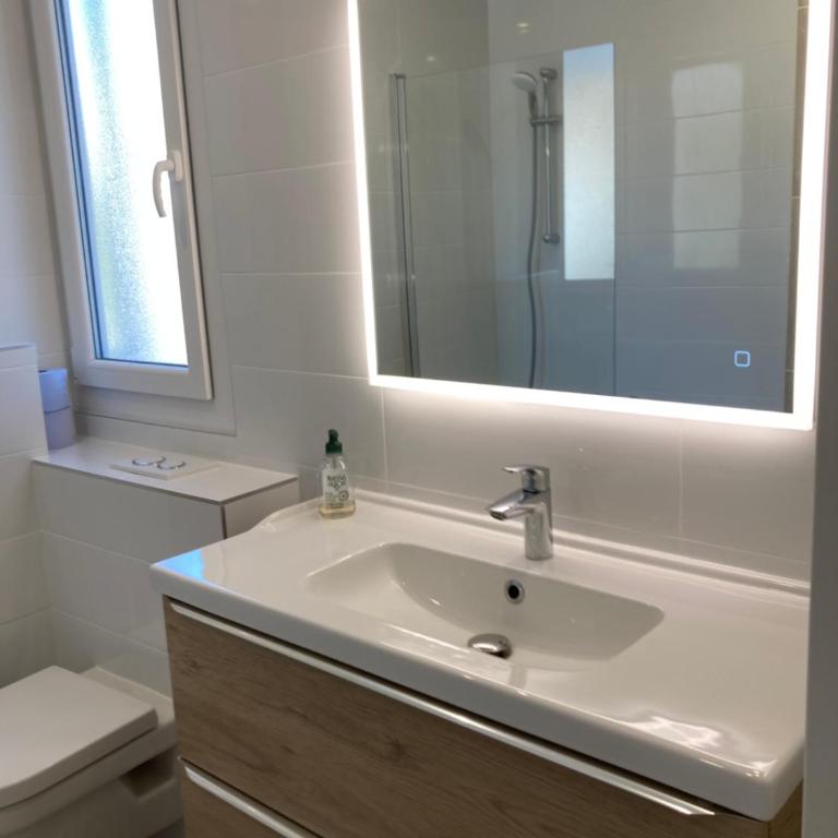 Cannes Beach Access, Private Room in Shared 3-Bedroom Apartment, Private Bathroom, Living Room with Sea View Suite Parentale salle de bain privée accès plages & vue mer du salon dans appartement partagé chez l'habitant - Chambre Double avec Salle de Bains Privative - 12