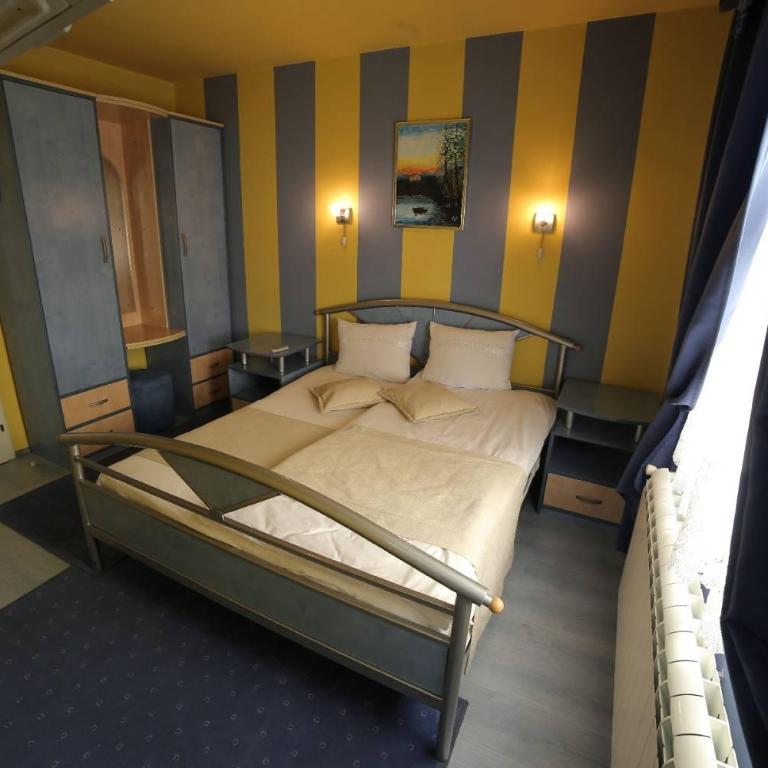 Hotel Ženeva - Standard Triple Room - 2