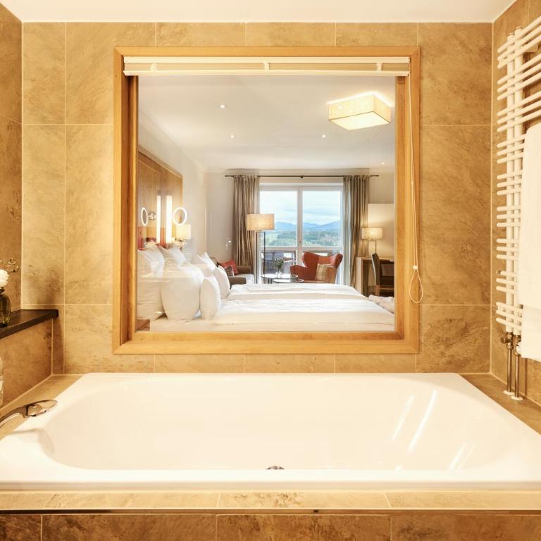 Hotel Gsteig - Doppelzimmer mit Seeblick - 2