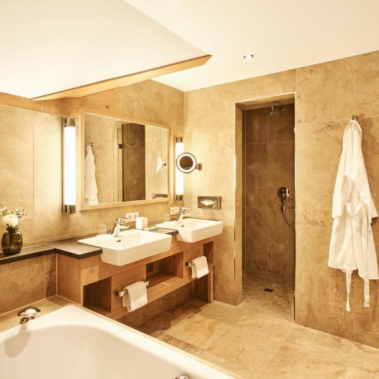 Hotel Gsteig - Doppelzimmer mit Bergblick - 2