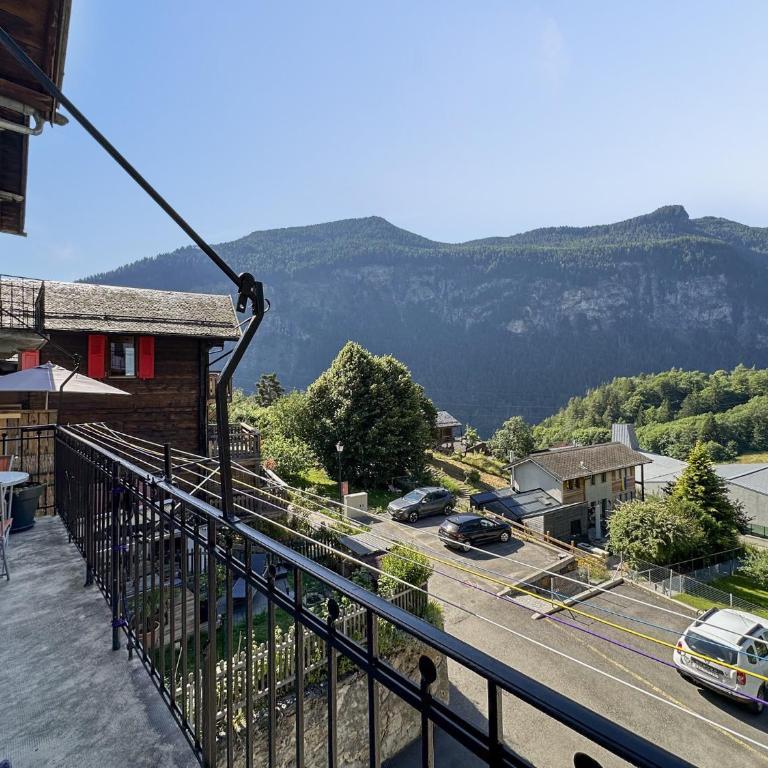 Swiss Alpine Retreat & View near Martigny - Apartment mit Balkon - 8