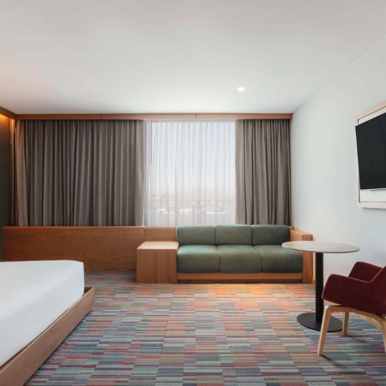 Hilton Garden Inn Guadalajara Airport - Habitación con ducha a ras de suelo, adaptada para personas de movilidad reducida - Cama extragrande - 1
