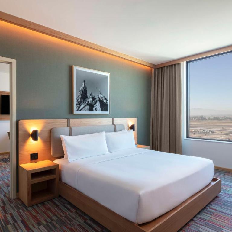 Hilton Garden Inn Guadalajara Airport - Suite de 1 dormitorio con vistas al aeropuerto - 1 cama extragrande - 1