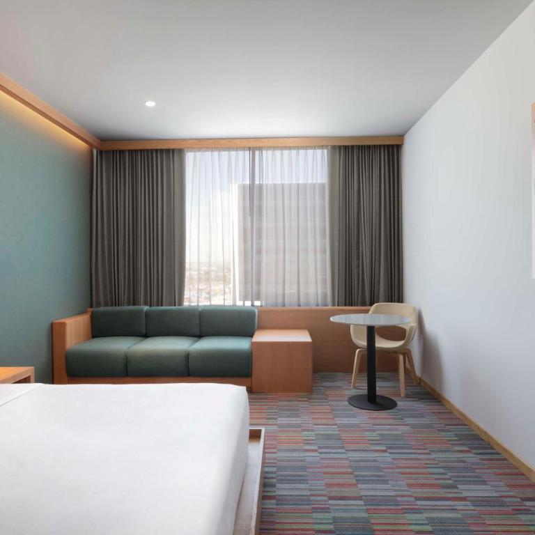 Hilton Garden Inn Guadalajara Airport - Habitación con cama extragrande. - 3