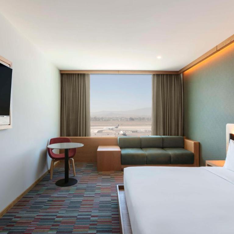 Hilton Garden Inn Guadalajara Airport - Habitación con cama extragrande y vistas al aeropuerto - 2