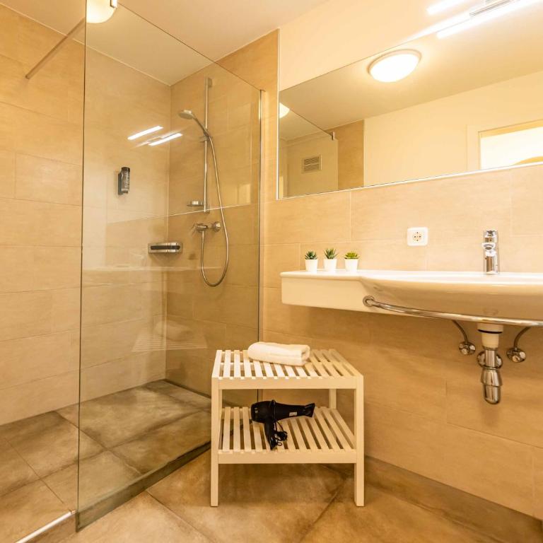 NEW! Tevini Alpine Apartments by we rent - Apartment mit Balkon - 3