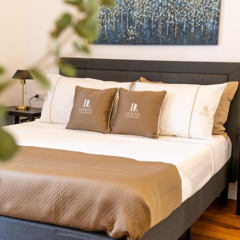 La Duca Suites & Apartments - King Room with Balcony - 10
