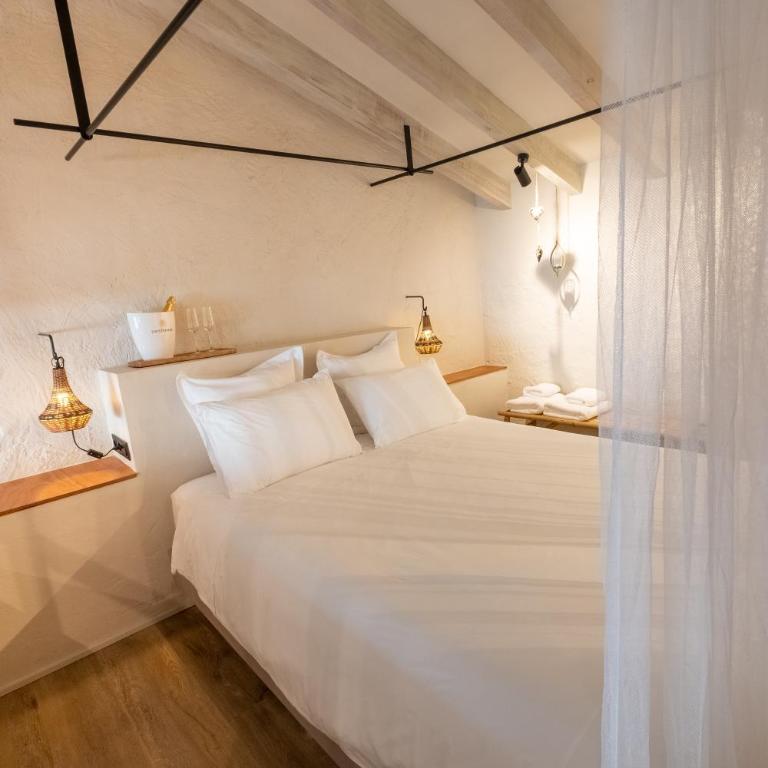 Precioso Apartamento Boutique El Amante - Habitación con cama grande y vistas al mar - 7