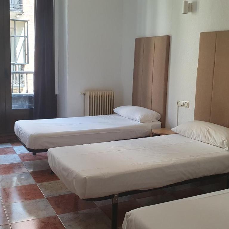Hostal Kryse&Breogan -Madrid centro Gran Vía- - Twin Room with 2 extra beds and Private Bathroom - 1