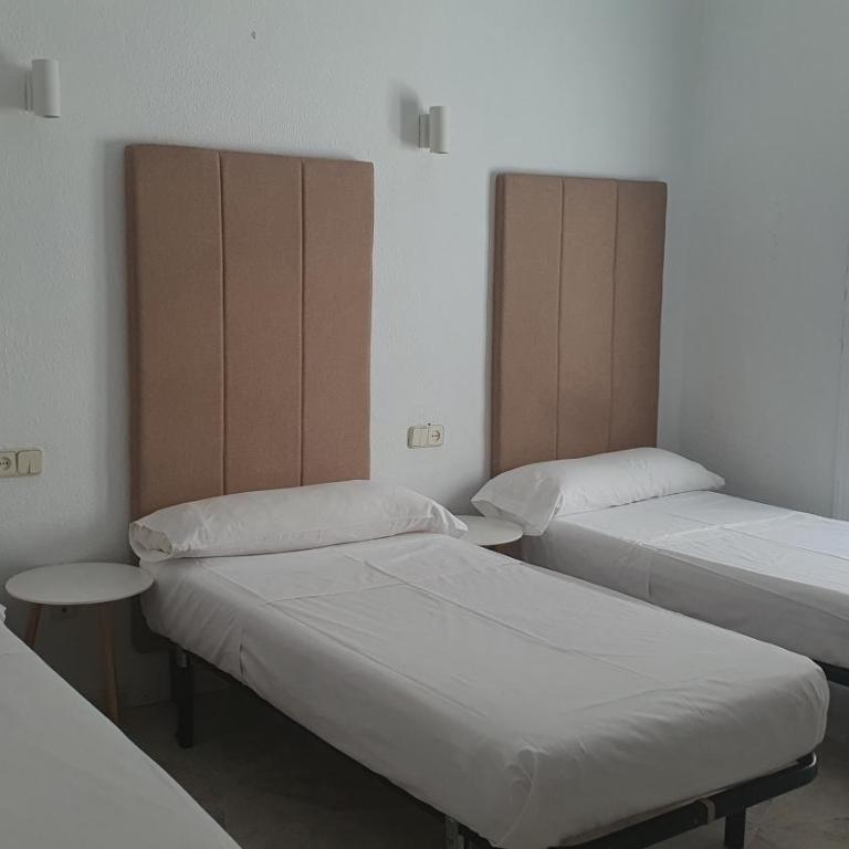 Hostal Kryse&Breogan -Madrid centro Gran Vía- - Double Room with extra bed and Private Bathroom - 2