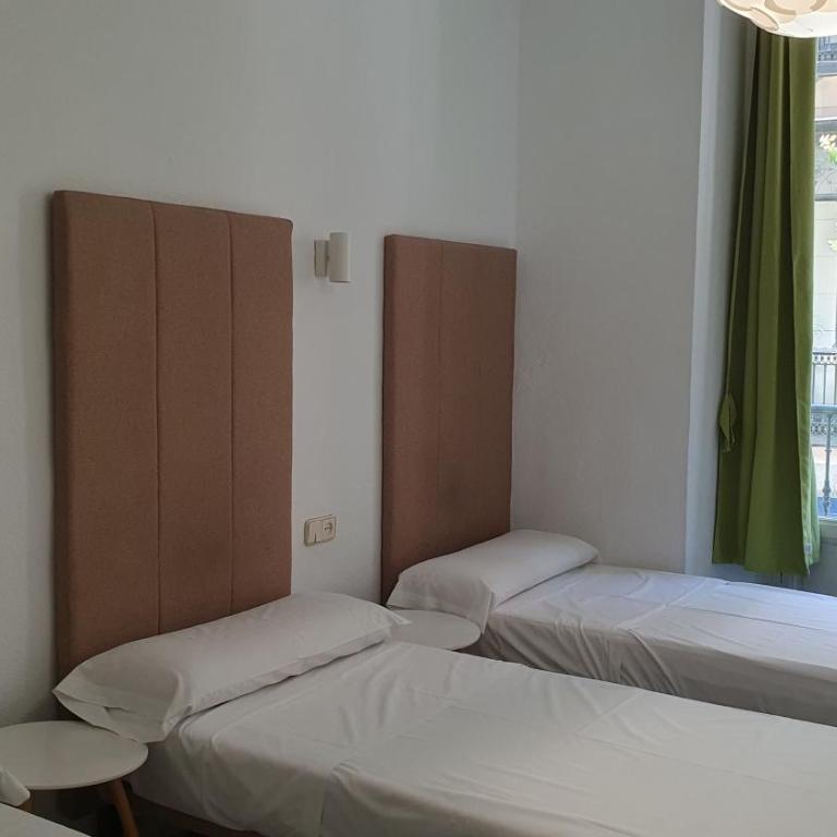 Hostal Kryse&Breogan -Madrid centro Gran Vía- - Double Room with extra bed and Private Bathroom - 1