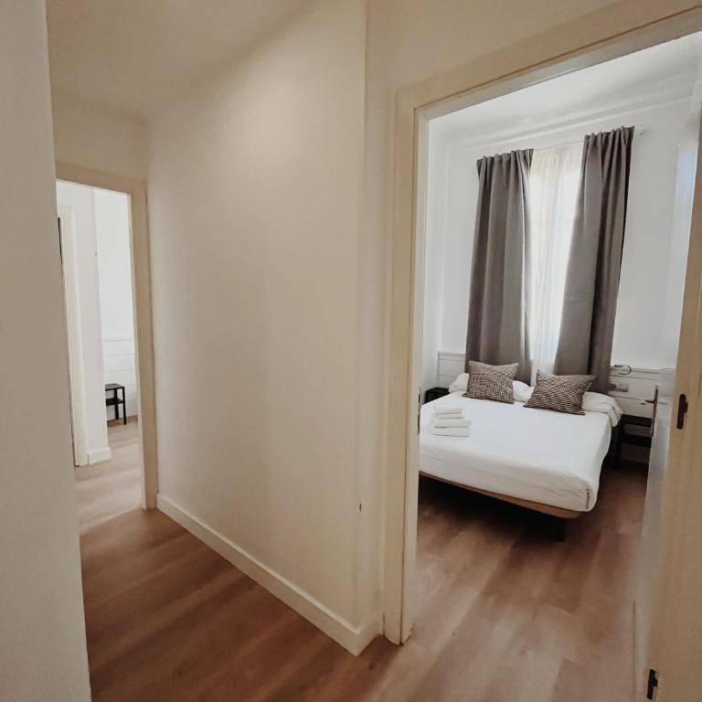 Apartamentos Express by gaiarooms - Three-Bedroom Apartment - 9