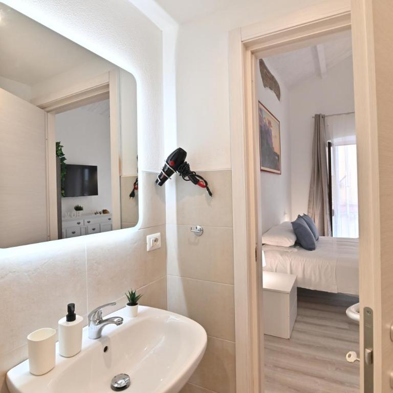 IzzHome The Breeze - One-Bedroom House - 13