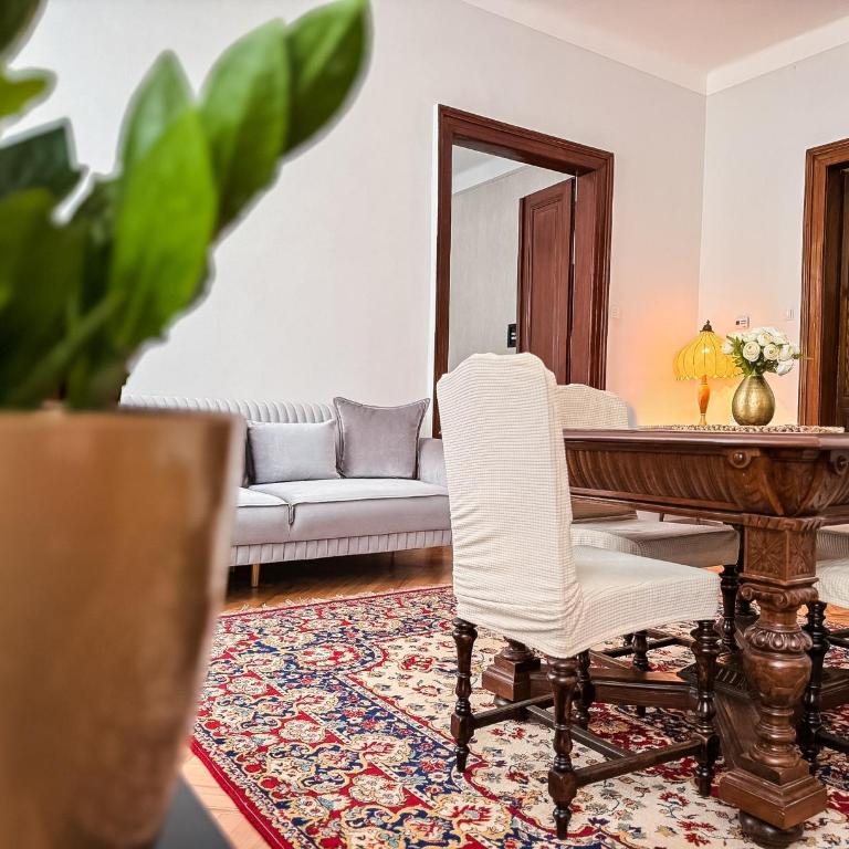 Unique & Spacious 3BR Historic Flat in City Centre - Three-Bedroom Apartment - 13